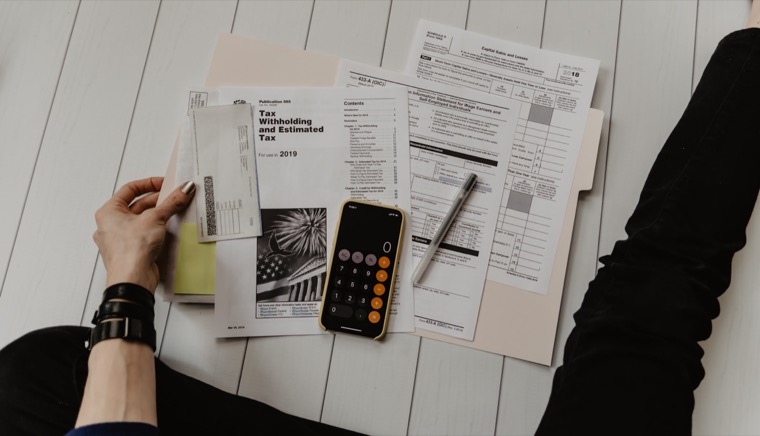 Formularios y documentos administrativos sobre un escritorio