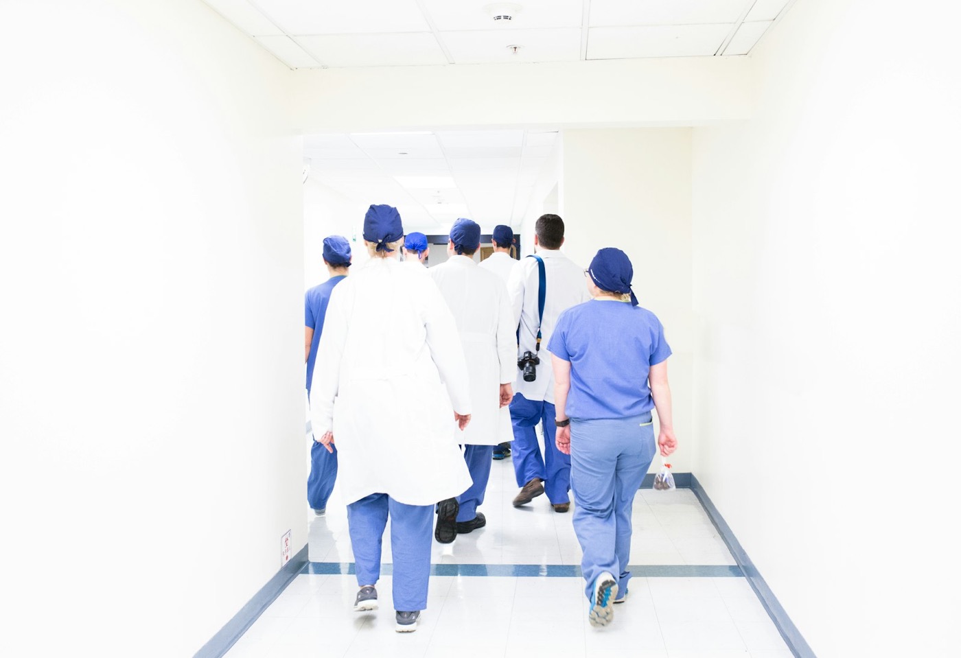 Equipo clínico recorriendo el pasillo de un centro de salud
